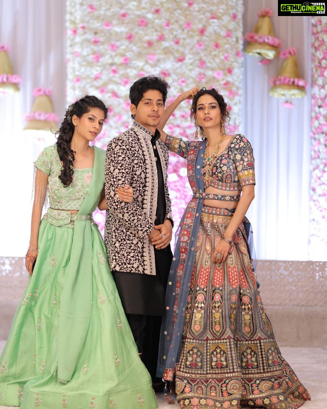 Aneri Vajani Instagram - The Good Looking Vajani’s 🧿💫🕺😆 Outfit :- @samyakkclothing Jewllery:- @sonisapphire Hmu :- @makeupbyshivanidesai Styled :- @priyavajani #anerivajani #vajanisiblings #familytime #besttrio #mygotopeople #bestgang #childhoodmemories