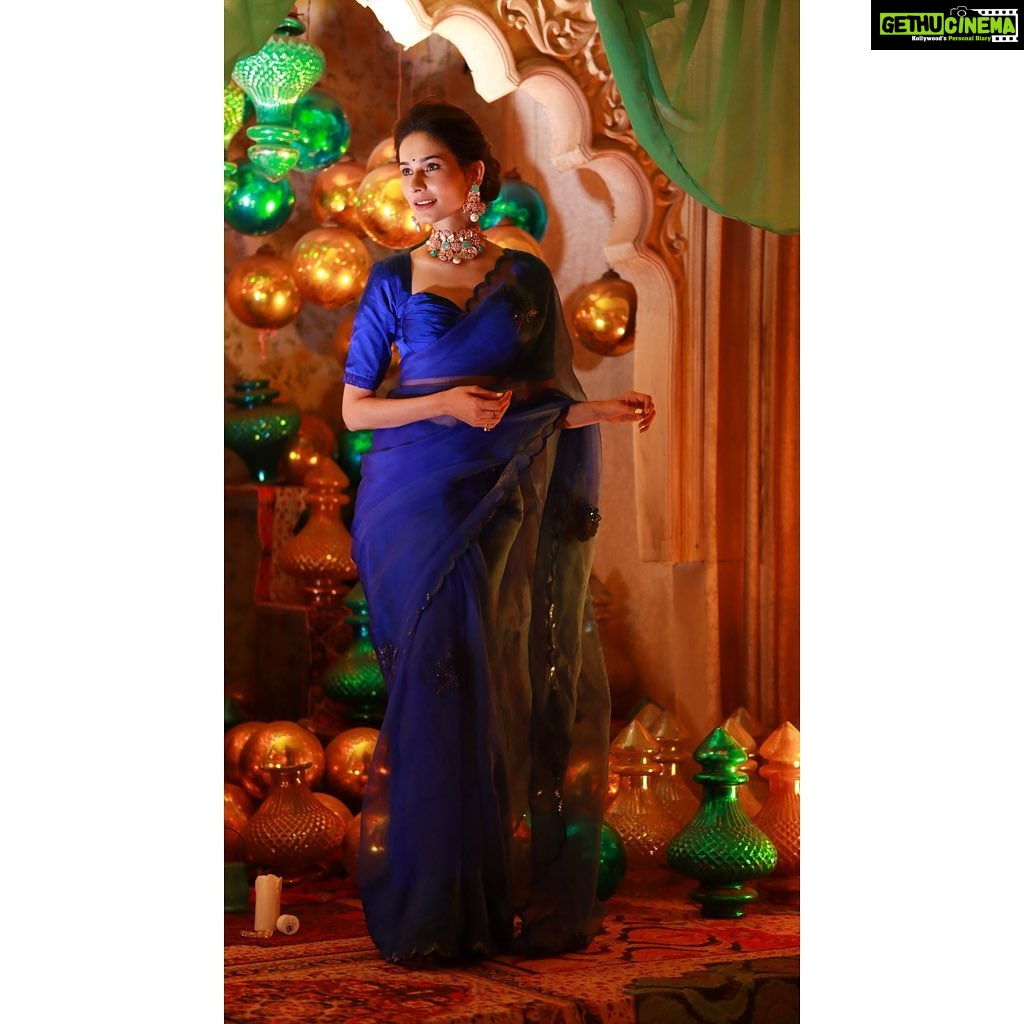 Aneri Vajani Instagram - In a world full of trends , I want to remain classic💫🙈🙈☺️☺️ Saree : @ranbirmukherjeeofficial @ranbirmukherjee Jewellery : @sonisapphire Styled : @priyavajani HMU : @nehasbeautyind #sareefashion #anerivajani #sareekefallsa #indianwedding #indiangirls #indiancinema #poobaniparvati #sareelove