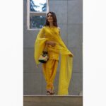 Aneri Vajani Instagram - 🌻 Outfit : @monaandvishu @viralmantra Potli : @happythreads_09 Styled by : @priyavajani HMU : @hersparlourhema