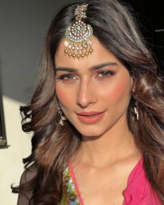 Aneri Vajani Instagram - Let Your Soul Glow 💫🌸 
 
 
 
Outfit :- @jiyabyveerdesignstudio 
Jewllery:- @sonisapphire 
Makeup :- @kavitaparmar_makeup_hair 
Hair :- @sunny_hairr 
Styled by :- @priyavajani 
 
 
#anerivajani #indowestern #goodvibes #happiness #happyfriday #explore #indianwedding #dressup #outfitoftheday