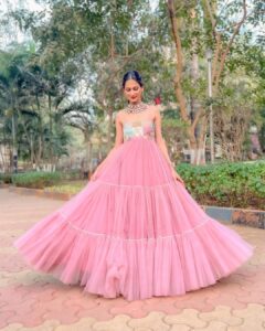 Aneri Vajani Instagram - 🌸 
 
 
 
 

Outfit :- @geethikakanumilli 
Jewllery:- @sonisapphire 
HMU : @kavitaparmar_makeup_hair 
Styled by : @priyavajani