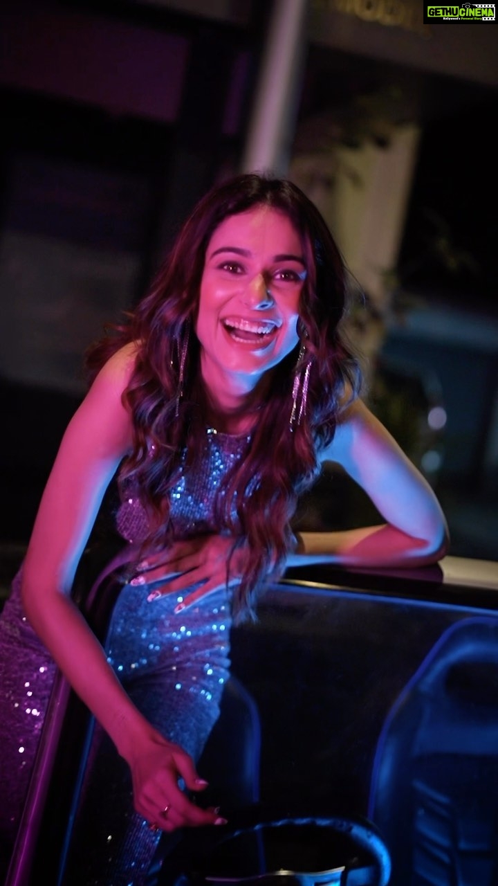 Aneri Vajani Instagram - You either Disco or Kiskoooo πΊπ Photography- @ajpictography Styled by @riyabhatu_ Managed by @mugshotmedia Videographer @sandeshgoudart Make up @kunika_jain Track @bababachiii @rayhaanpatni #anerivajani #disco #festiveseason #december #shingbright #2022
