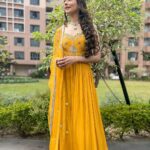 Aneri Vajani Instagram - 💛 Outfit :- @neerusindia Jewllery:- @avior.jewels @viralmantra Makeup :- @makeup_by_aashifa Hair :- @hair__by__fouzia @nehaadhvikmahajan Thankyou for this outfit ♥️ #anerivajani #yellowsuit #kolkata #moffi #weddingseason #december