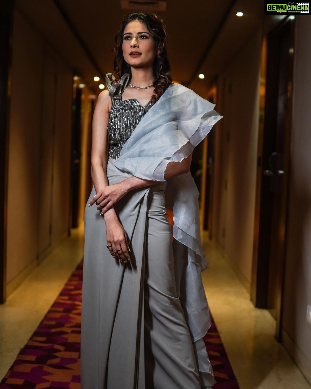 Aneri Vajani Instagram - Outfit :- @aliyanabymeenabazaar Jewllery:-@myanayra @allboutcommunication Makeup :- @makeup_by_aashifa Hair :- @hair__by__fouzia Styled by : @priyavajani #anerivajani #kolkata #weddingseason #explore Kolkata city of joy