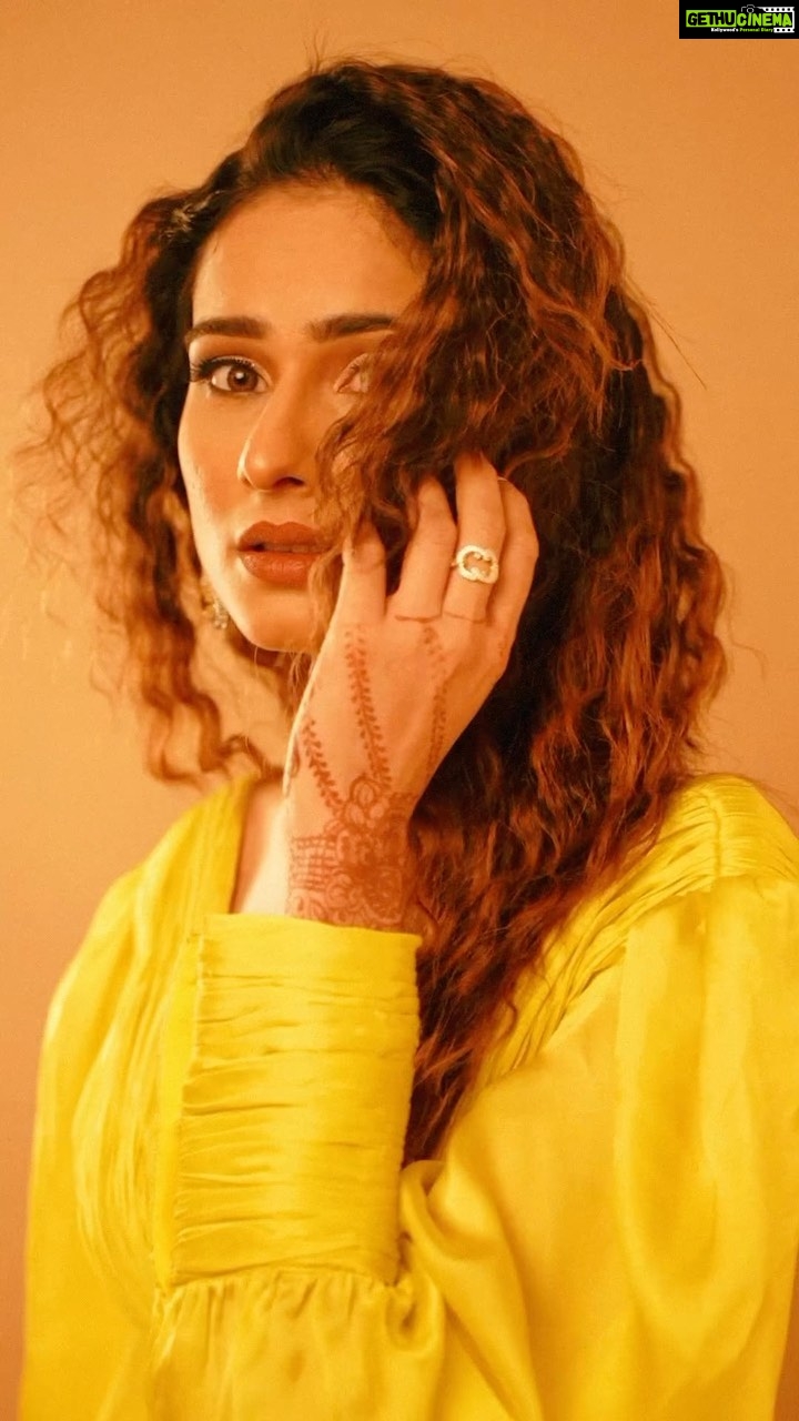 Aneri Vajani Instagram - Oh well , Happy Sunday 💫 Outfit :- @ranbirmukherjeeofficial l @ranbirmukherjee Jewllery:- @sonisapphire Mua:- @sahil_anand_arora Styled : @priyavajani #anerivajani #yellow #happysunday #explorepage #fashionstyle #reelitfeelit