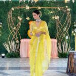 Aneri Vajani Instagram - 🌸 Outfit :- @ranbirmukherjeeofficial @ranbirmukherjee Jewllery:- @sonisapphire Makeup :- @makeup_by_aashifa Hair :- @hair__by__fouzia Styled by : @priyavajani #anerivajani #kolkata #weddingstyle #december #moffi #saree #yellowsaree