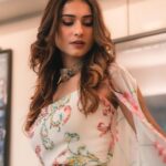 Aneri Vajani Instagram - You are so much Stronger than you Think!💫 Styled : @priyavajani Outfit : @vyoum_official HMU : @kavitaparmar_makeup_hair #anerivajani #whitelove #strongereveryday #faith #dreamer
