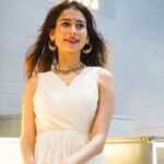 Aneri Vajani Instagram - Poo Bani Parvati 🤍😆😅 📍 : @ac0studios Styled : @priyavajani Jewellery: @arzonai_jeweallery @arzonai_jeweallery #anerivajani #poobaniparvati #justfeelingfestive #explore #indianclothing