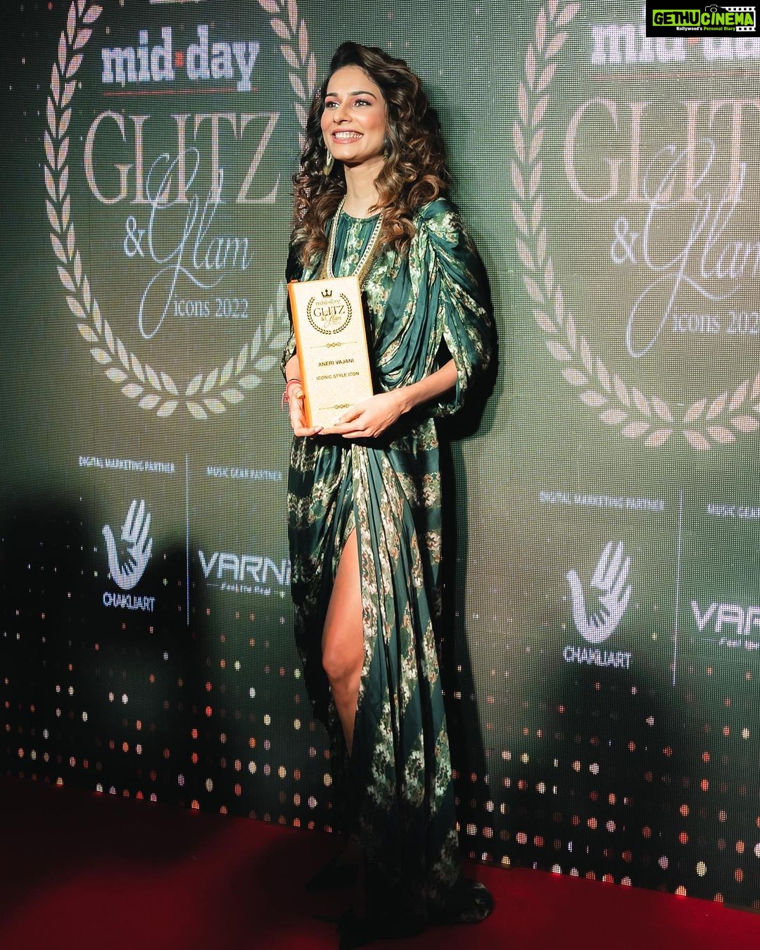 Aneri Vajani Instagram - Last night was honoured to receive the award for the ‘Style Icon of the Year’ @middayindia Glitz & Glam Icoins 2022 !! Thankyou for this recognition means so much! This one belongs to you @priyavajani My Little sister Thankyou for always making me look the best for always being there for me , every time I look good it’s all you and ur hard work! I love you ! ♥️ Styled by : @priyavajani Wearing : @vyoum_official Jewellery: @vyoum_official HMU : @sahil_anand_arora Nails : @nailed_it_nailsss #anerivajani #midday #styleicon #styleicon2022 #mysisteristhebest #designer #stylist #fashion #fashionstyle #happymoments #gratitude #hardwork #bestsisterduo