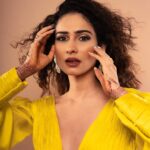 Aneri Vajani Instagram - 🌻 Outfit : @ranbirmukherjee @ranbirmukherjeeofficial Styled by : @priyavajani HMU : @sahil_anand_arora 👛: @atinytwisted Jewellery: @sonisapphire #anerivajani #yellowdress #tuesdayvibes #happyday #explore