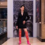 Aneri Vajani Instagram - 🖤 HMU : @makeupbyshivanidesai @glambyshivanidesai Boots : @mawa_shoes Styled by : @priyavajani Earrings : @love___dk #anerivajani #blackgirlmagic #loveforboots #explore