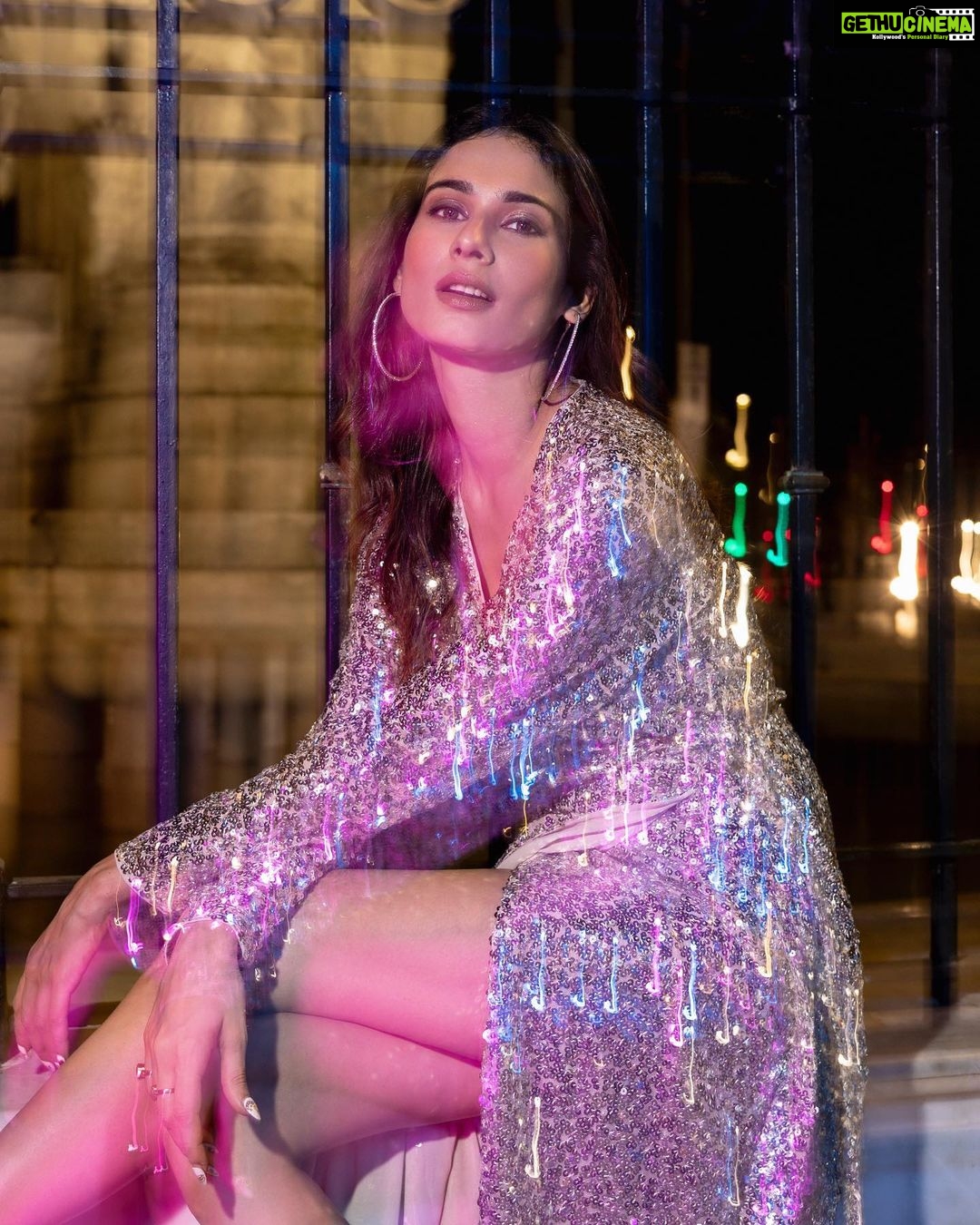 Aneri Vajani Instagram - 2023 We are Readyyy for you!!!! 💫💫 Happy New year 🌸 Photography- @ajpictography Styled by @riyabhatu_ Managed by @mugshotmedia Make up @kunika_jain Nails : @nailed_it_nailsss #anerivajani #newyear #2023 #bringiton