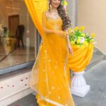 Aneri Vajani Instagram - 💛 Outfit :- @neerusindia Jewllery:- @avior.jewels @viralmantra Makeup :- @makeup_by_aashifa Hair :- @hair__by__fouzia @nehaadhvikmahajan Thankyou for this outfit ♥️ #anerivajani #yellowsuit #kolkata #moffi #weddingseason #december