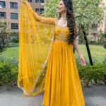 Aneri Vajani Instagram - 💛 Outfit :- @neerusindia Jewllery:- @avior.jewels @viralmantra Makeup :- @makeup_by_aashifa Hair :- @hair__by__fouzia @nehaadhvikmahajan Thankyou for this outfit ♥️ #anerivajani #yellowsuit #kolkata #moffi #weddingseason #december