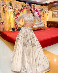 Aneri Vajani Instagram - 🤍 
 
Styled : @priyavajani 
Outfit :- @bydivyaaggarwal 
Jewllery:- @sonisapphire 
Makeup :- @makeup_by_aashifa 
Hair :- @hair__by__fouzia 
Lashes : @flibbertigibbetbeautty 
💅 : @nailed_it_nailsss 
 

 
#anerivajani #white #kolkata #whiteliving #shaddiseason #december #favouritemonth #explore #fashion #fashionstyle #nailedit