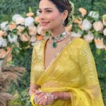 Aneri Vajani Instagram - 🌸 Outfit :- @ranbirmukherjeeofficial @ranbirmukherjee Jewllery:- @sonisapphire Makeup :- @makeup_by_aashifa Hair :- @hair__by__fouzia Styled by : @priyavajani #anerivajani #kolkata #weddingstyle #december #moffi #saree #yellowsaree