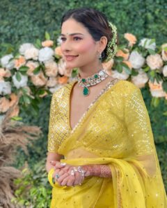 Aneri Vajani Instagram - 🌸 
 
 
Outfit :- @ranbirmukherjeeofficial @ranbirmukherjee 
Jewllery:- @sonisapphire 
Makeup :- @makeup_by_aashifa 
Hair :- @hair__by__fouzia 
Styled by : @priyavajani 
 
 
#anerivajani #kolkata #weddingstyle #december #moffi #saree #yellowsaree