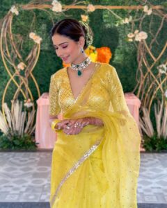 Aneri Vajani Instagram - 🌸 
 
 
Outfit :- @ranbirmukherjeeofficial @ranbirmukherjee 
Jewllery:- @sonisapphire 
Makeup :- @makeup_by_aashifa 
Hair :- @hair__by__fouzia 
Styled by : @priyavajani 
 
 
#anerivajani #kolkata #weddingstyle #december #moffi #saree #yellowsaree