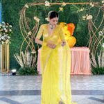 Aneri Vajani Instagram - 🌸 Outfit :- @ranbirmukherjeeofficial @ranbirmukherjee Jewllery:- @sonisapphire Makeup :- @makeup_by_aashifa Hair :- @hair__by__fouzia Styled by : @priyavajani #anerivajani #kolkata #weddingstyle #december #moffi #saree #yellowsaree