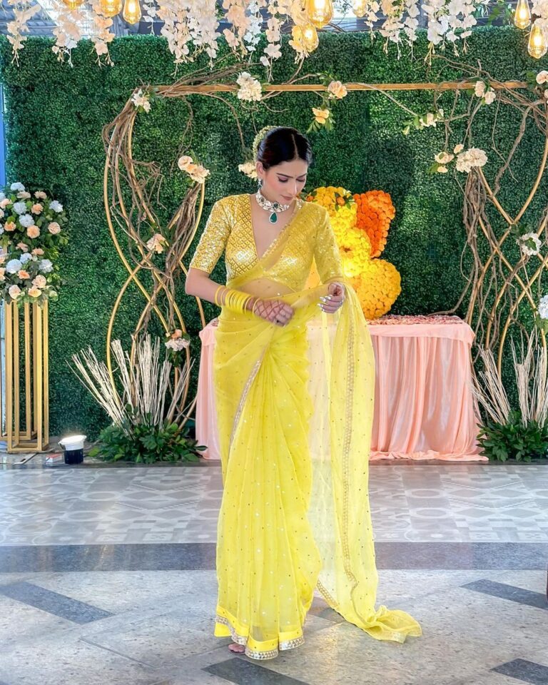 Aneri Vajani Instagram - 🌸 Outfit :- @ranbirmukherjeeofficial @ranbirmukherjee Jewllery:- @sonisapphire Makeup :- @makeup_by_aashifa Hair :- @hair__by__fouzia Styled by : @priyavajani #anerivajani #kolkata #weddingstyle #december #moffi #saree #yellowsaree