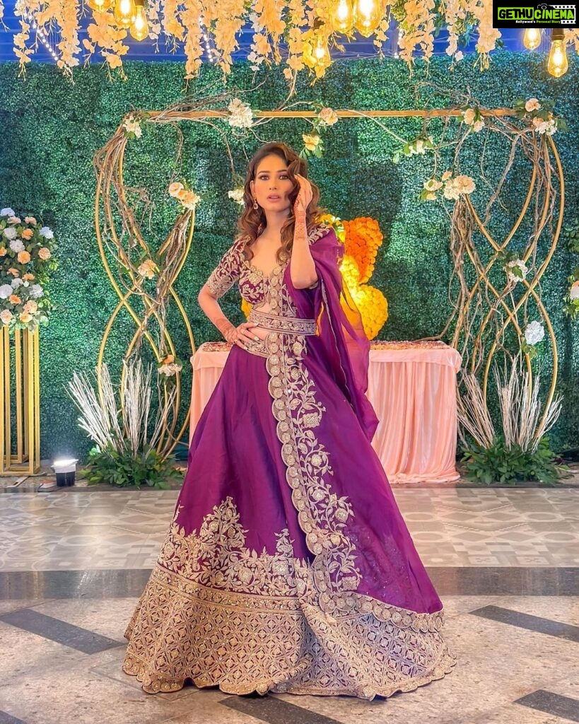 Aneri Vajani Instagram - 💜 Outfit :- @samyakkclothing Jewllery:- @sonisapphire Makeup :- @makeup_by_aashifa Hair :- @hair__by__fouzia Styled by : @priyavajani #anerivajani #kolkata #weddingseason #december #explore