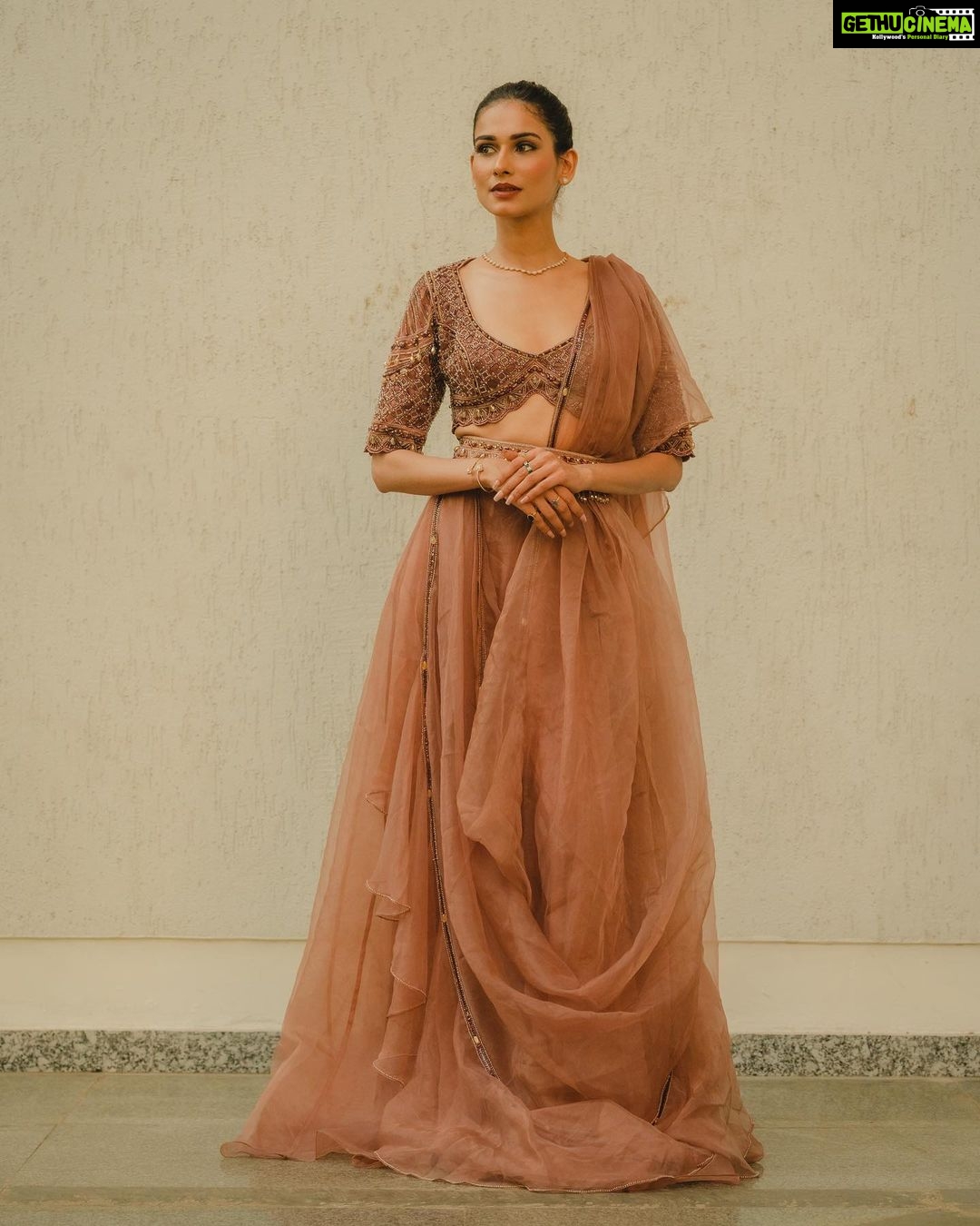 Aneri Vajani Instagram - IBMA- 2022 Iconic Brands of Maharashtra ! Style Icon of the year! Thank-you to the Government of Maharashtra for this Honour I’m humbled! Special Thankyou to my baby sister yet again! It’s all because of you♥️ Styled by : @priyavajani Outfit :- @bydivyaaggarwal Jewellery :- @malkishjewels 💅: @nailed_it_nailsss HMU : @kavitaparmar_makeup_hair #styleicon #styleicon2022 #maharashtra #government #humbled #proudparents #bestsister #gratitude #award