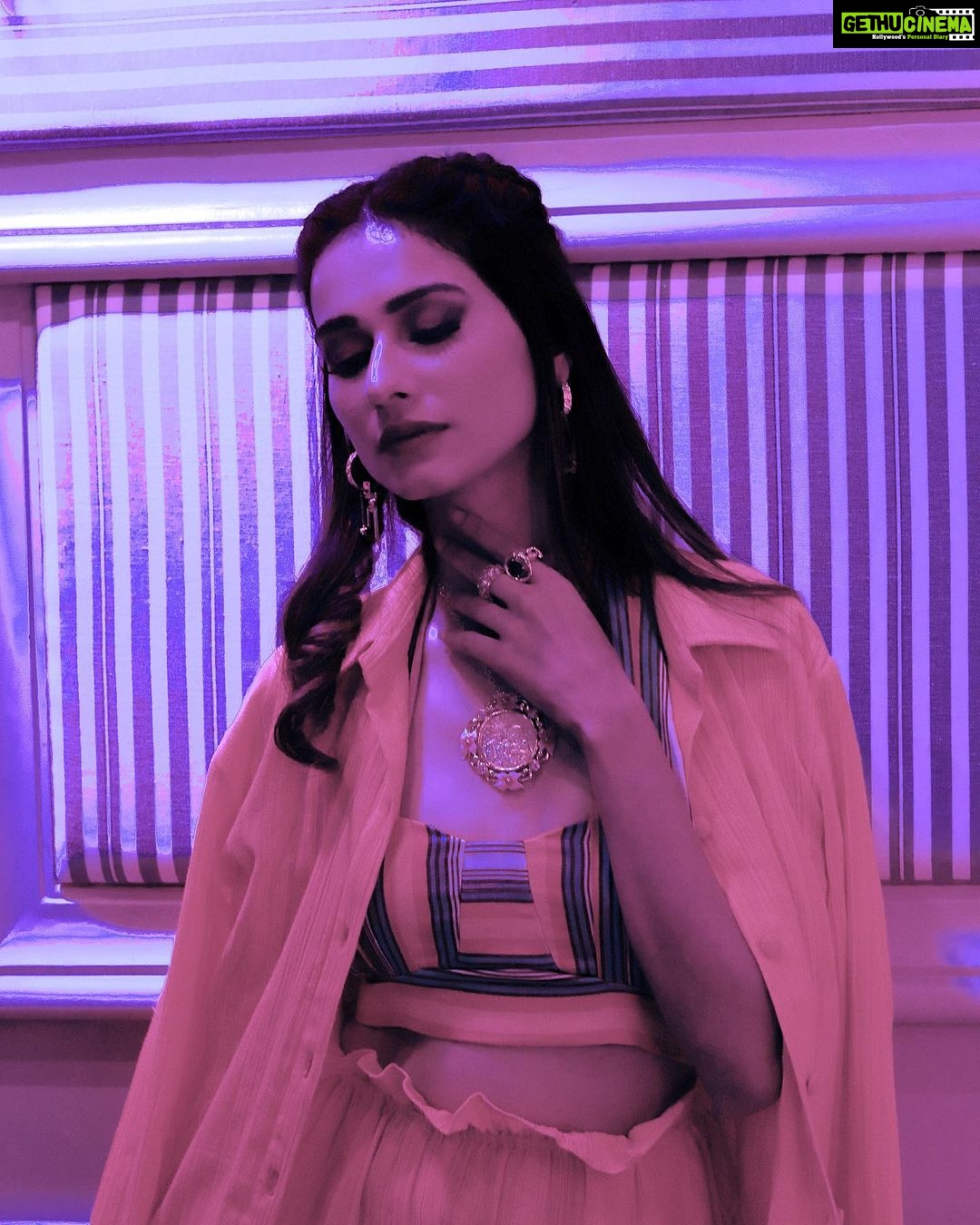 Aneri Vajani Instagram - About last night at @elleindia & @victoriassecretindia š« Outfit :- @varnikasangoi Jewllery:- @suki.jewellery Styled by :- @priyavajani HMU:- @urzaan_mua & @muah_zainabshaikh #elleindia #victoriassecret #anerivajani #vajanianeri #varnikasangoi #pantsuit #orangesuit #bralate #ellemagazine #priyavajani #sukijewelry