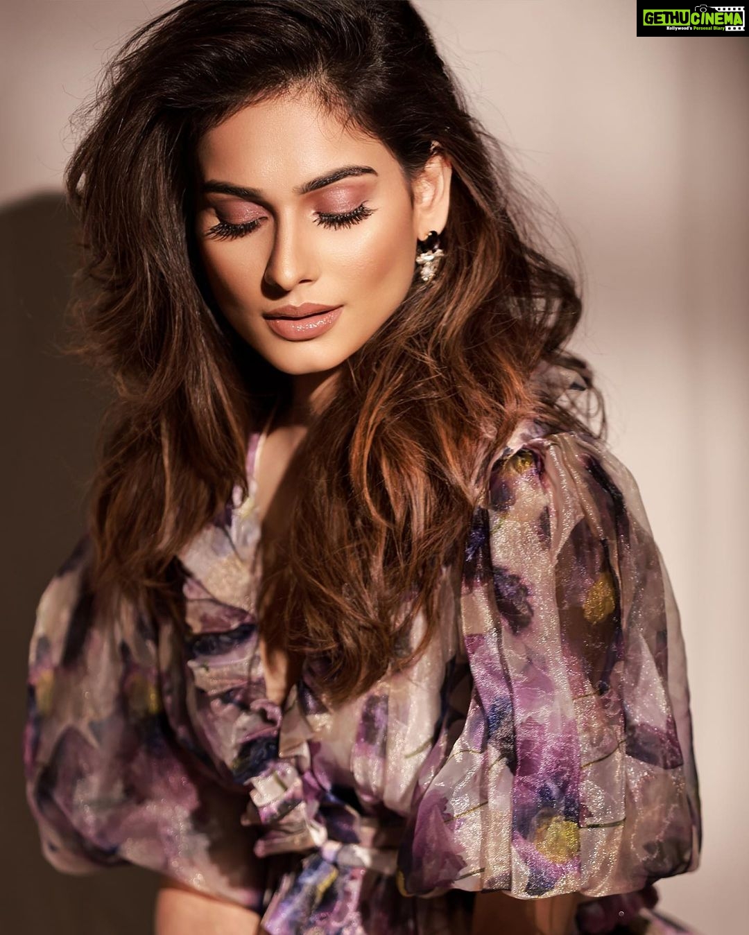 Aneri Vajani Instagram - Ok last one !!! Shot by : @amitkhannaphotography Styled by : @priyavajani HMU : @sahil_anand_arora Jewlery:- @myanayra Outfit :- @dziinebydeepa @viralmantra #anerivajani #explore #amitkhannaphotography #lastone