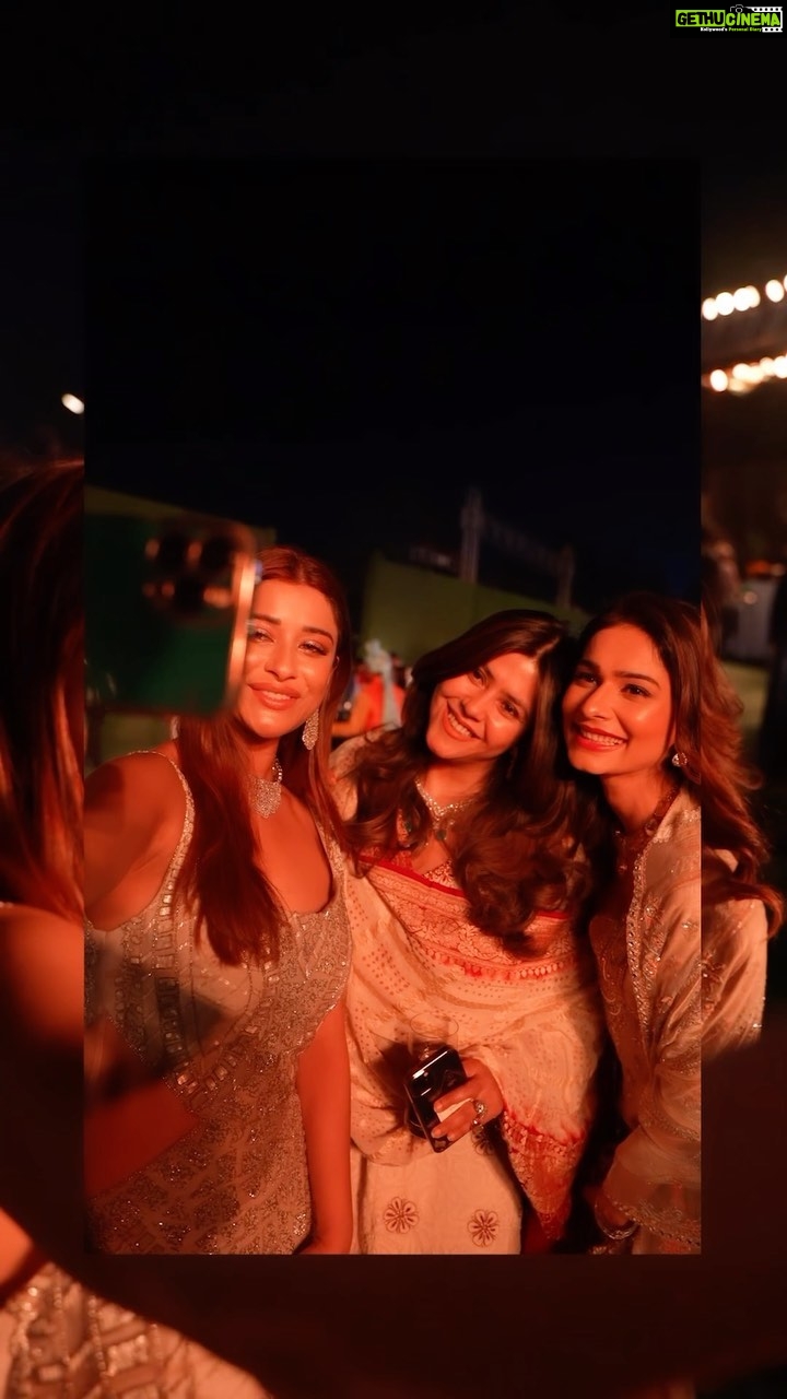Aneri Vajani Instagram - Had suchaaaa great time at the event #shaadibymarriott with these beautiful people 😁♥️ @ektarkapoor @anitahassanandani @nyra_banerjee@kotrialkiran @rizwanbachav @elliavrram Thankyou @deeparaoacharya ♥️ @marriottbonvoyonwheels @jwsahar Outfit :- @sulakshanamonga Jewllery:- @sonisapphire Styled by :- @priyavajani Potli :- @happythreads_09 HMU : @urzaan_mua @glam_byroop @makeupandhairby.deepti #anerivajani #shaadibymarriott #mumbai