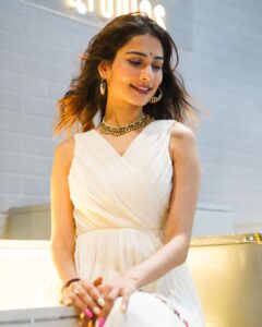 Aneri Vajani Instagram - Poo Bani Parvati 🤍😆😅 📍 : @ac0studios Styled : @priyavajani Jewellery: @arzonai_jeweallery @arzonai_jeweallery #anerivajani #poobaniparvati #justfeelingfestive #explore #indianclothing