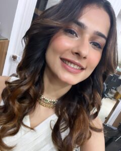 Aneri Vajani Instagram - Poo Bani Parvati 🤍😆😅 📍 : @ac0studios Styled : @priyavajani Jewellery: @arzonai_jeweallery @arzonai_jeweallery #anerivajani #poobaniparvati #justfeelingfestive #explore #indianclothing