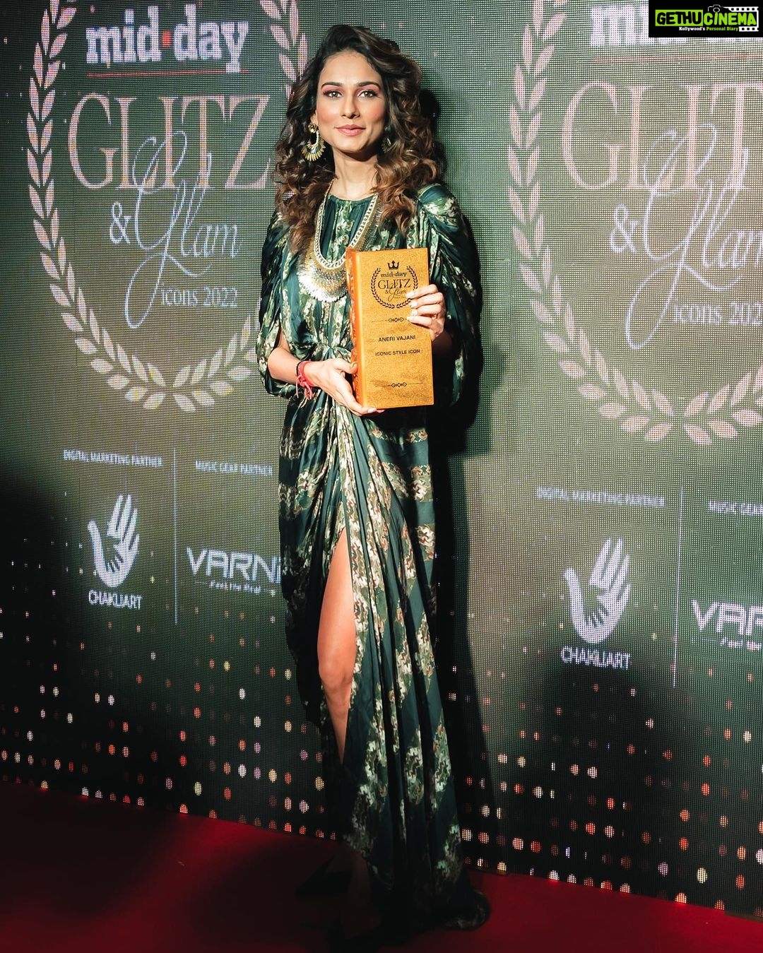 Aneri Vajani Instagram - Last night was honoured to receive the award for the ‘Style Icon of the Year’ @middayindia Glitz & Glam Icoins 2022 !! Thankyou for this recognition means so much! This one belongs to you @priyavajani My Little sister Thankyou for always making me look the best for always being there for me , every time I look good it’s all you and ur hard work! I love you ! ♥️ Styled by : @priyavajani Wearing : @vyoum_official Jewellery: @vyoum_official HMU : @sahil_anand_arora Nails : @nailed_it_nailsss #anerivajani #midday #styleicon #styleicon2022 #mysisteristhebest #designer #stylist #fashion #fashionstyle #happymoments #gratitude #hardwork #bestsisterduo