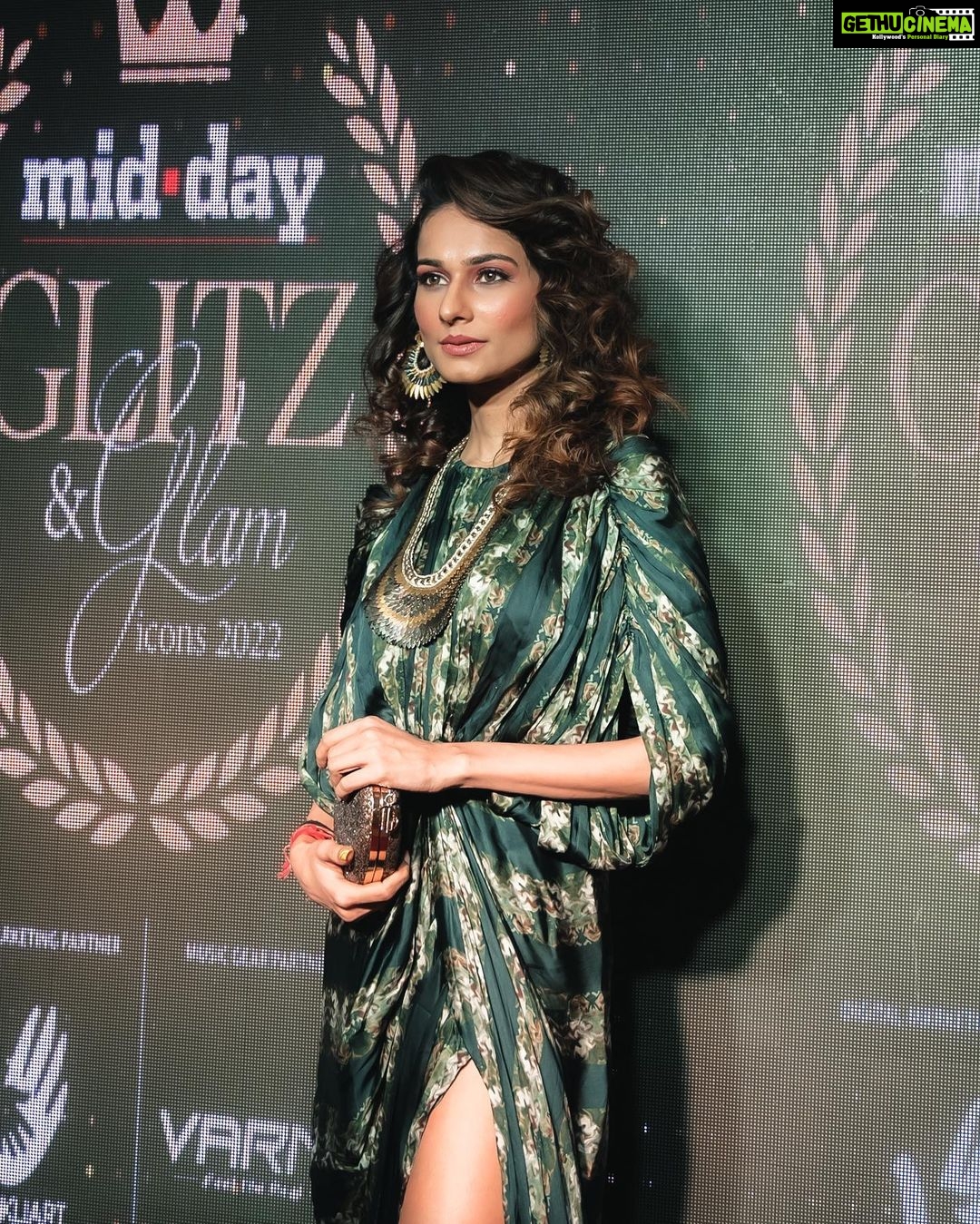 Aneri Vajani Instagram - Last night was honoured to receive the award for the ‘Style Icon of the Year’ @middayindia Glitz & Glam Icoins 2022 !! Thankyou for this recognition means so much! This one belongs to you @priyavajani My Little sister Thankyou for always making me look the best for always being there for me , every time I look good it’s all you and ur hard work! I love you ! ♥️ Styled by : @priyavajani Wearing : @vyoum_official Jewellery: @vyoum_official HMU : @sahil_anand_arora Nails : @nailed_it_nailsss #anerivajani #midday #styleicon #styleicon2022 #mysisteristhebest #designer #stylist #fashion #fashionstyle #happymoments #gratitude #hardwork #bestsisterduo