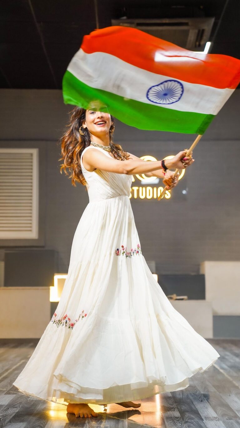 Aneri Vajani Instagram - Happy 75 years of independence!! 💫 🇮🇳 A lil tribute to this beautiful place we call our home INDIA♥️ to the soliders who selflessly fight so that all of us can live happily in peace ! Thankyou is not enough! Jai Hindi 🇮🇳💫 Styled : @priyavajani Studio : @ac0studios 📸 : @dreamdraftfilms 👗: @_ira_india_ Jewellery: @arzonaijewellery #anerivajani #75thindependenceday #merabharatmahan #reels #leherado #jaihind