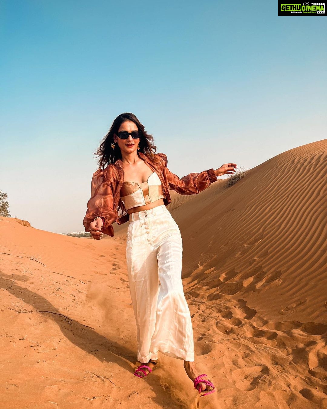 Aneri Vajani Instagram - Rait main chalna asaan nahi Bhaut hi mushkil tha ππ par maine pose kar hi liya! π Styled by : @priyavajani π: @vasaasofficial @thecoverotanaresort @orascom_hotels @rotana_hotels @goldcoastfilmsofficial #anerivajani #anerians #VisitRasAlKhaimah #EscapeToTheCove #CoveRotanaExperience #UAE #RotanaHotels #SummerWithRotana #StayRotana #OrascomHotels #TheCove #TheCoveRotanaResort #CoveRotana #RAK #coverotanaresort The Cove Rotana Resort Ras Al Khaimah