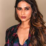 Aneri Vajani Instagram - Isaaa Vibe ⚡️⚡️⚡️ Styled by : @priyavajani 💄 : @celebsmakeupbysejal 👗: @ranbirmukherjee @ranbirmukherjeeofficial #anerivajani #jhalakdikhlajaalaunch