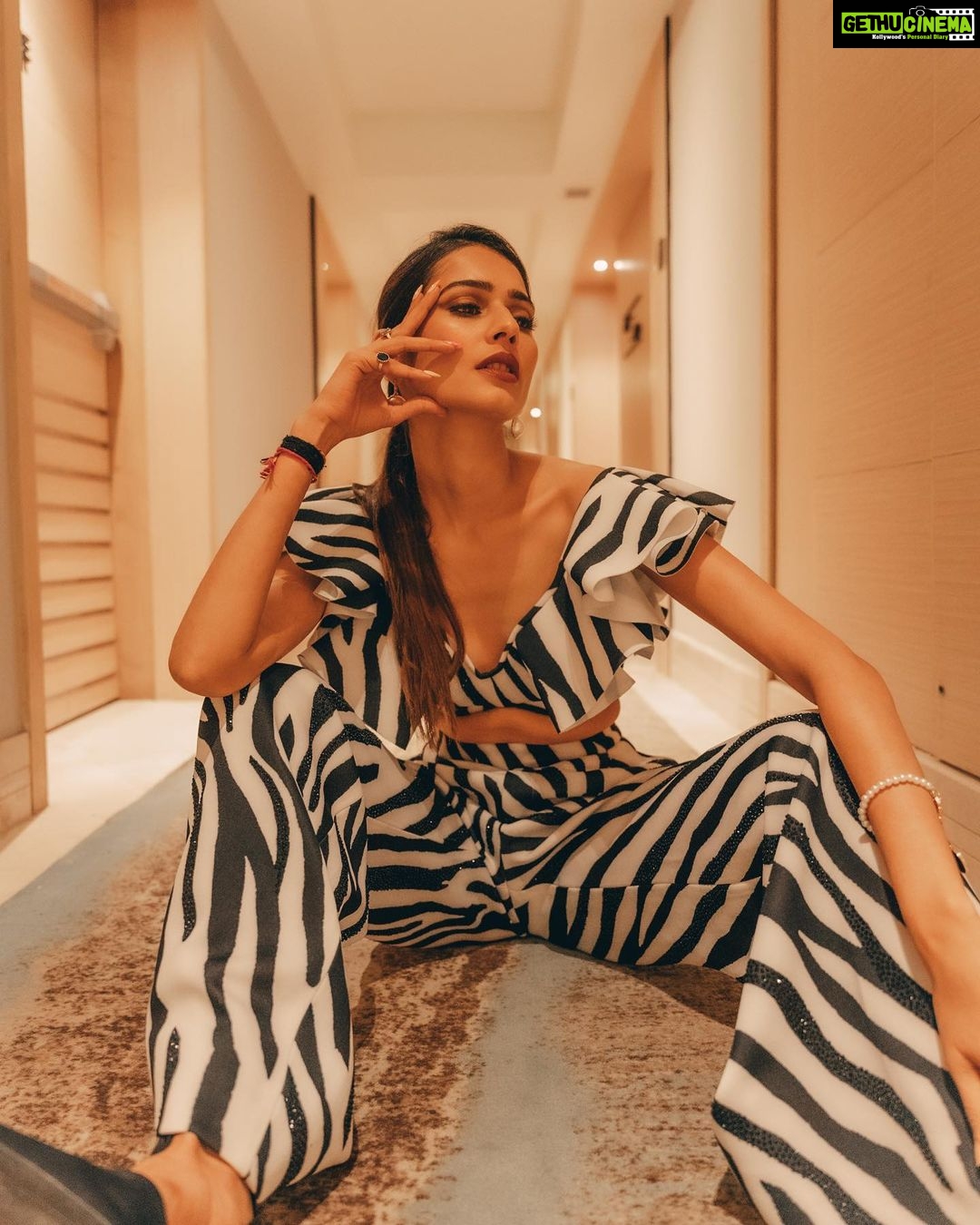 Aneri Vajani Instagram - Ready for the launch of @gomamumbai π« Styled : @priyavajani π : @kavitaparmar_makeup_hair π: @ranbirmukherjeeofficial Jewellery: @teoaccessories Lashes : @flibbertigibbetbeautty #anerivajani #justanerithings #gomamumbai #launch #anerian #blackandwhite #zebraprint #fashion
