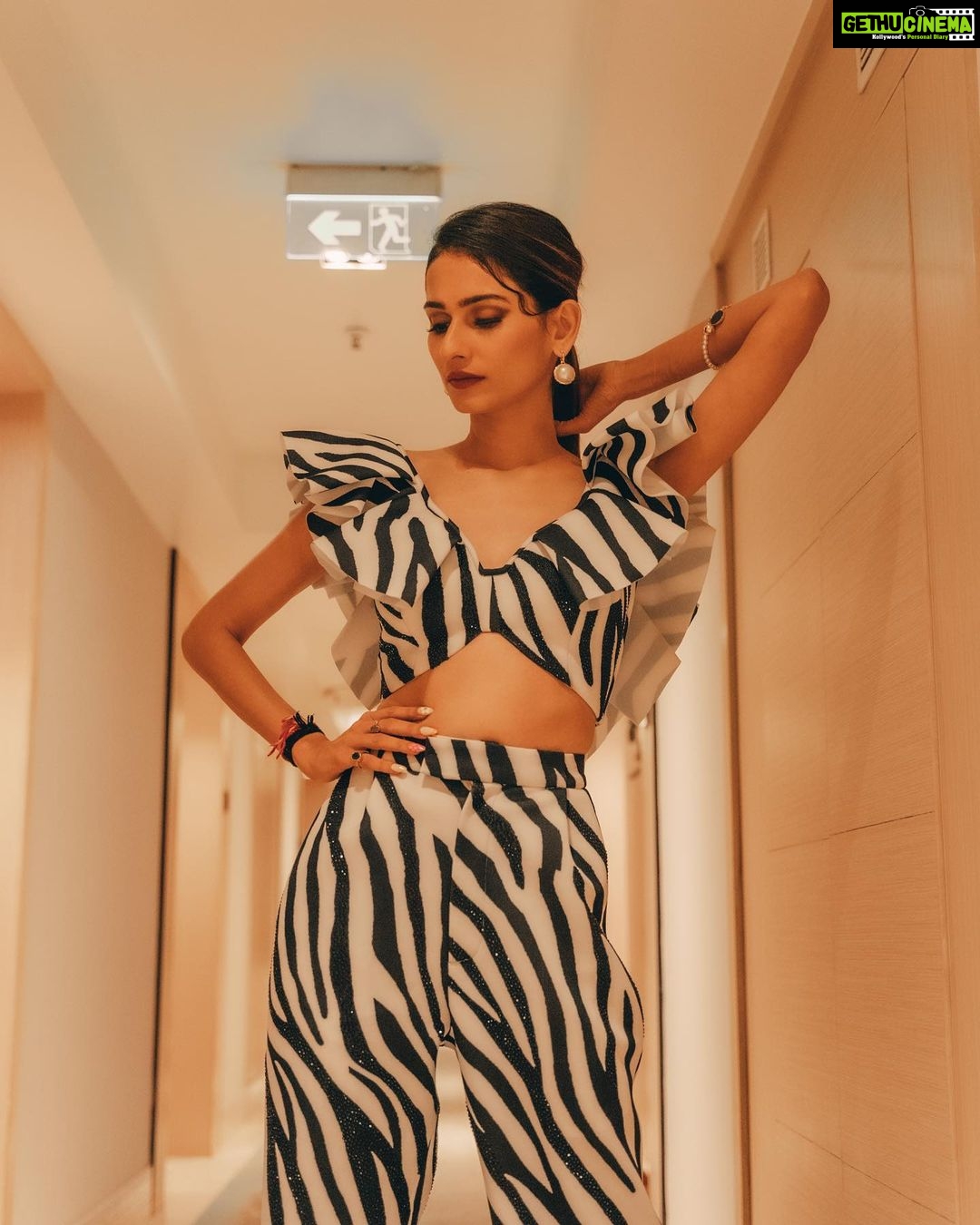 Aneri Vajani Instagram - Ready for the launch of @gomamumbai π« Styled : @priyavajani π : @kavitaparmar_makeup_hair π: @ranbirmukherjeeofficial Jewellery: @teoaccessories Lashes : @flibbertigibbetbeautty #anerivajani #justanerithings #gomamumbai #launch #anerian #blackandwhite #zebraprint #fashion