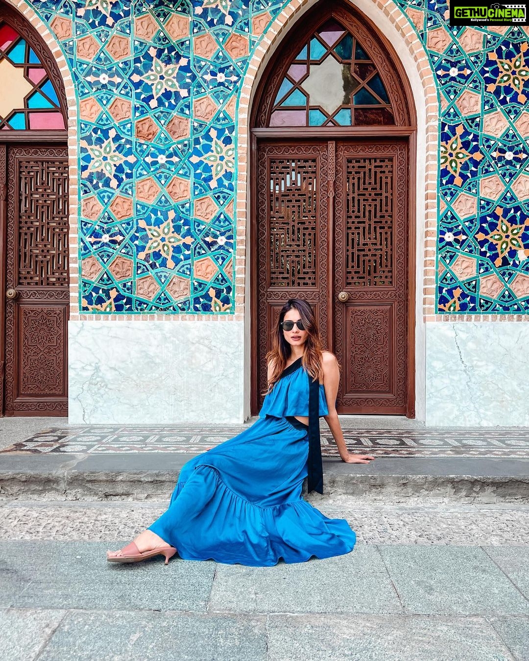 Aneri Vajani Instagram - How do You like to pose?! Sitting or standing?! 💁🏻♀️ #justanerithings @veromodaindia @tbilisimarriot @goldcoastfilmsofficial #VEROMODATravelDiaries #anerivajani #anerians #AutumnWinter22 #AW22 #TravelTrendsWithVEROMODA #VEROMODAOnVacations #VEROMODAINDIA #VEROMODAWomen Tibilisi,Georgia