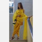 Aneri Vajani Instagram - 🌻 Outfit : @monaandvishu @viralmantra Potli : @happythreads_09 Styled by : @priyavajani HMU : @hersparlourhema