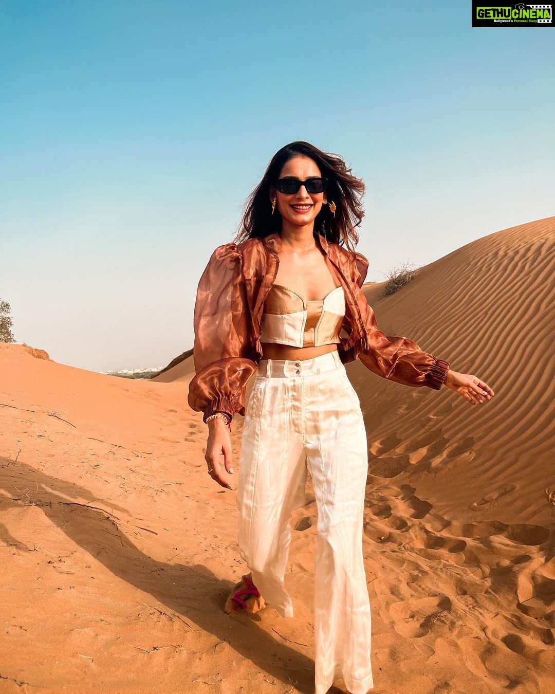 Aneri Vajani Instagram - Rait main chalna asaan nahi Bhaut hi mushkil tha ππ par maine pose kar hi liya! π Styled by : @priyavajani π: @vasaasofficial @thecoverotanaresort @orascom_hotels @rotana_hotels @goldcoastfilmsofficial #anerivajani #anerians #VisitRasAlKhaimah #EscapeToTheCove #CoveRotanaExperience #UAE #RotanaHotels #SummerWithRotana #StayRotana #OrascomHotels #TheCove #TheCoveRotanaResort #CoveRotana #RAK #coverotanaresort The Cove Rotana Resort Ras Al Khaimah
