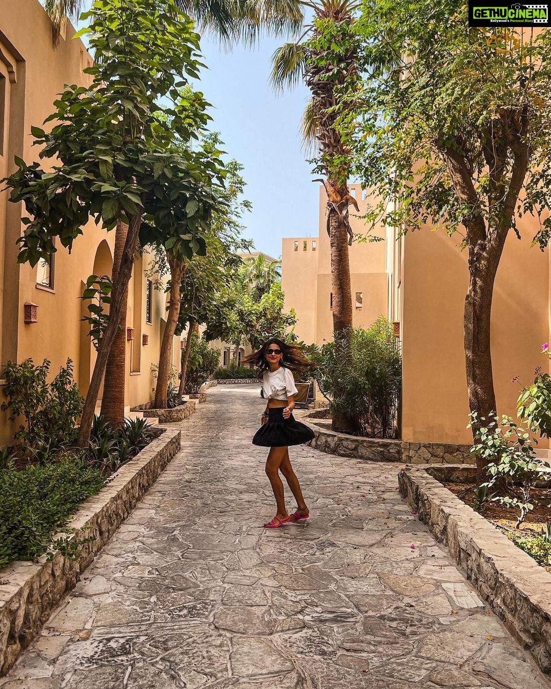 Aneri Vajani Instagram - Live for the moments you can’t put into words 💫 @thecoverotanaresort @orascom_hotels @rotana_hotels @goldcoastfilmsofficial Styled by : @priyavajani #anerivajani #VisitRasAlKhaimah #EscapeToTheCove #CoveRotanaExperience #UAE #RotanaHotels #SummerWithRotana #StayRotana #OrascomHotels #TheCove #TheCoveRotanaResort #CoveRotana #RAK #coverotanaresort