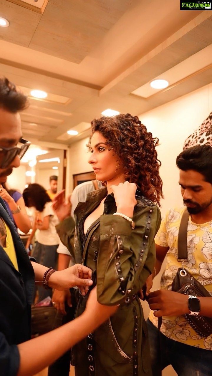 Aneri Vajani Instagram - If u canβt be anything in life, be yourself π« Styled by : @iamkenferns β₯οΈ π: @wasimmakeupartist πββοΈ: @sunny_hairr #anerivajani #kkk12 #beyou #love #vibing #newlook #outthere
