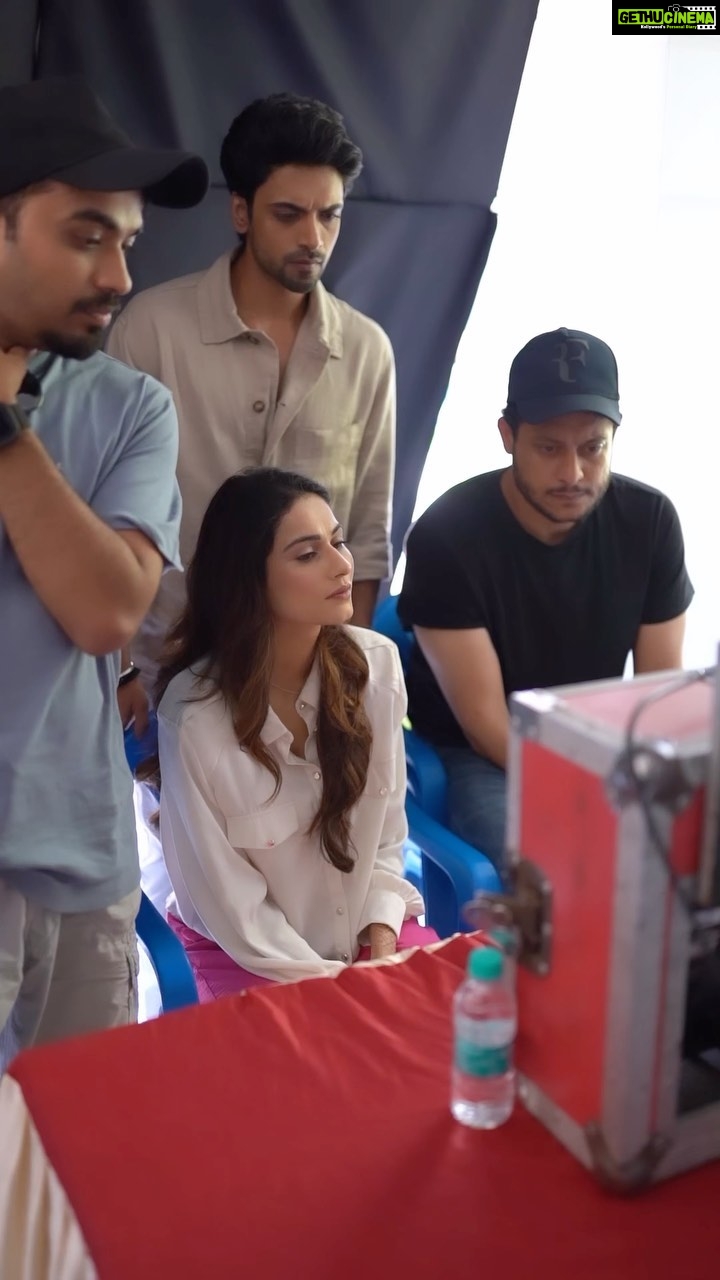 Aneri Vajani Instagram - Had so much Fun shooting for Our New song #baadmarne , we may have made you cry but offscreen we just couldn’t stop laughing especially me 🙈😆 With this super talented bunch of people ! 💫♥️ Link in my Bio 😄 #anerivajani #aakashahuja #musicvideo #zeemusiccompany