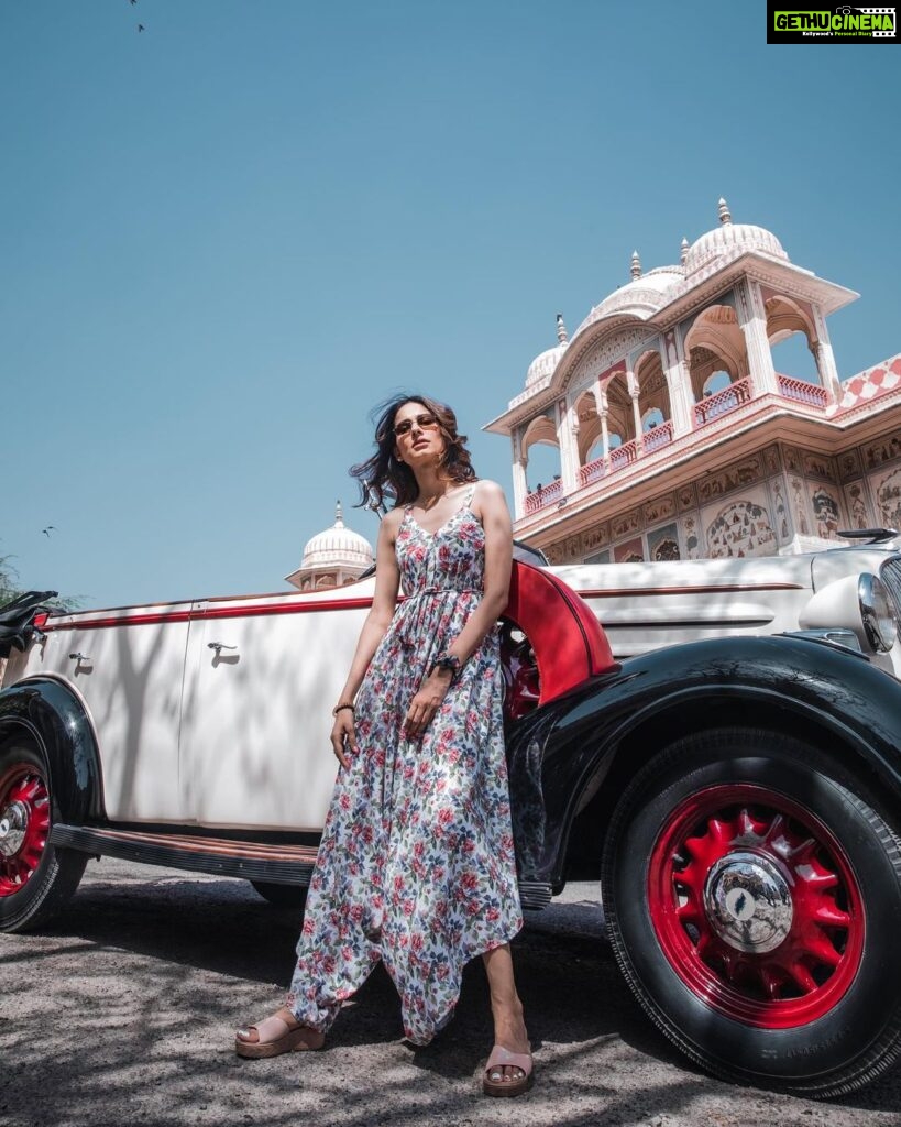 Aneri Vajani Instagram - Love for Vintage 💫 #anerivajani #vintagestyle #pashaindia #jaipur #favouritecity #vintagecars #explore Jaipur, Rajasthan