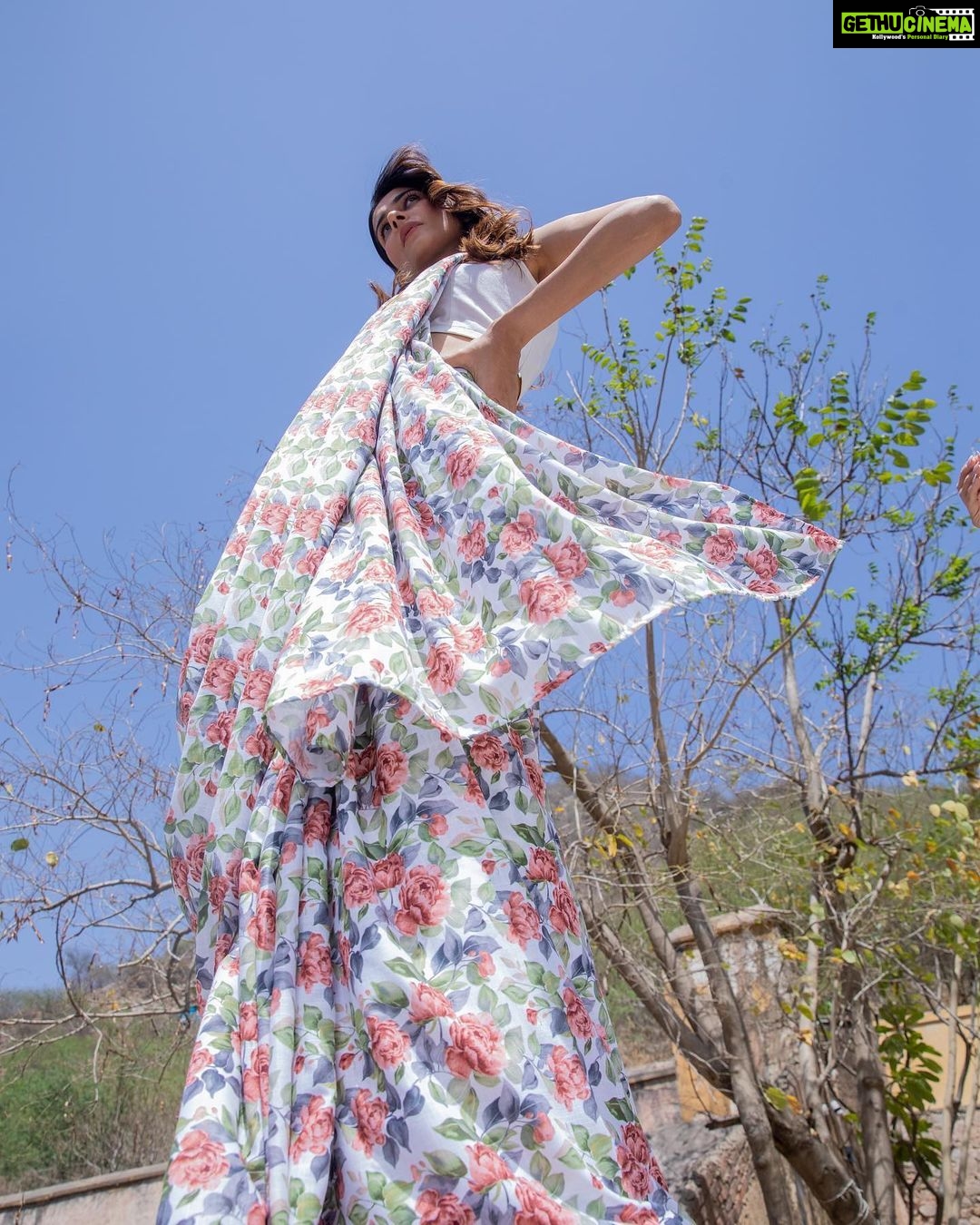 Aneri Vajani Instagram - You can never go wrong in a white floral saree, that too pre-draped!🤍 ZURI | Spring Summer 2022 An ode to fearless women. www.pashaindia.com/collections/zuri A collection full of drapes & asymmetrical cuts! ALL UNDER 6K! • • • DREAM TEAM Wardrobe: @pasha.india Location: @sunarbagh Photography: @contourindiagroup Makeup artist: @annieshrimalhmua Jewellery: @tayshabytanyaa #pashaindia #collectionlaunch #diaajmera #blackandwhite #monochrome #monochromatic #blackaesthetic #friendship #fearless #fearlesswomen #fashion #indowestern #fusionwear #jumpsuit #blackdress #dresses #saree #sareelove