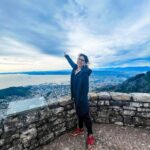 Aneri Vajani Instagram - It’s all about being in the moment🌌 💫💫 #anerivajani #tablemountain #capetown #tourist #somemetime #new7wonderofnature #kkk12 #travelphotography