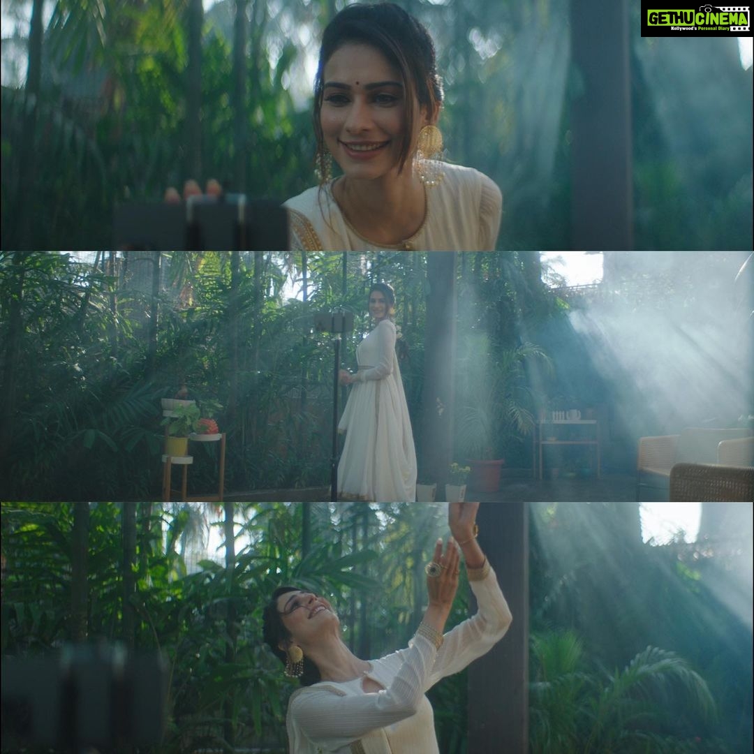 Aneri Vajani Instagram - Thankyou for all the love for our song #Awaaznahihoti on @zeemusiccompany it’s one of my most favourite music videos 💫 #anerivajani #awaaz #awaaznahihotidiltootneki #zeemusiccompany #zeeoriginal #musicvideo
