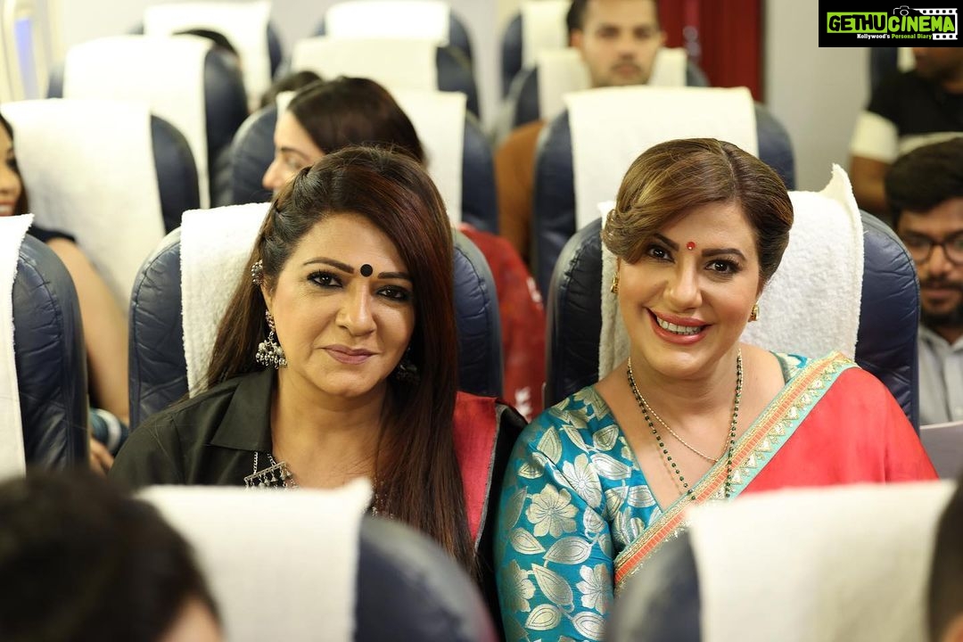Anisha Hinduja Instagram - Chalo ji 👋 ready to #takeoff #luthra #family #kundalibhagya #fun #holidays