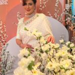 Anisha Hinduja Instagram - White and me #positivevibes #me #posing #instagram #instalike #white #rakhiluthra #kundalibhagya